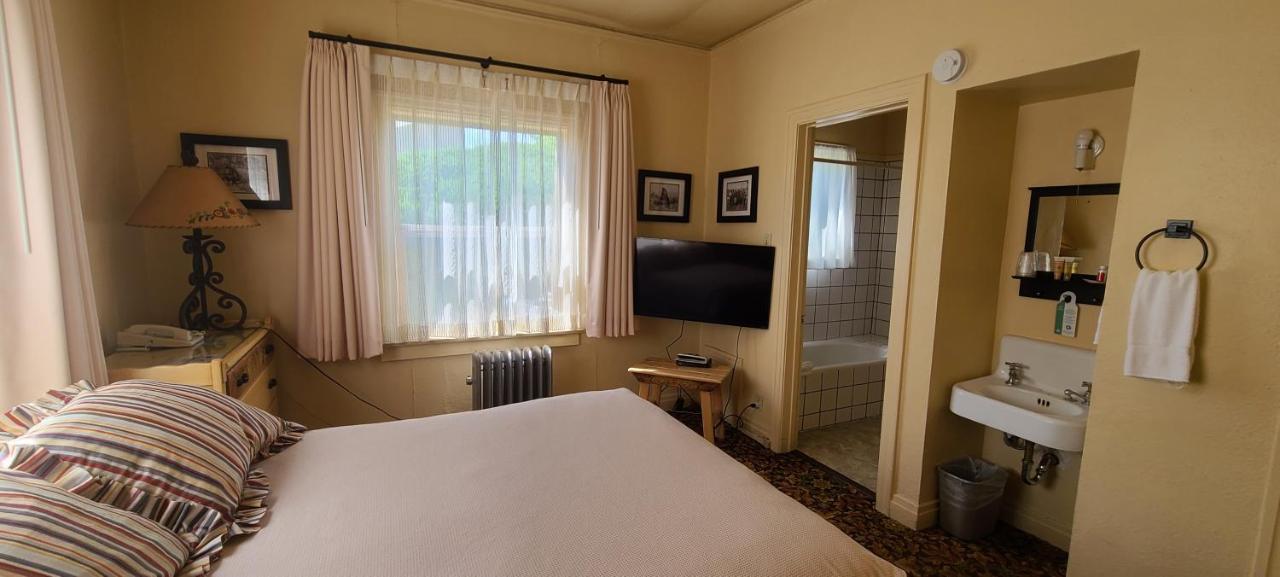 Historic Dow Hotel Lone Pine Bagian luar foto